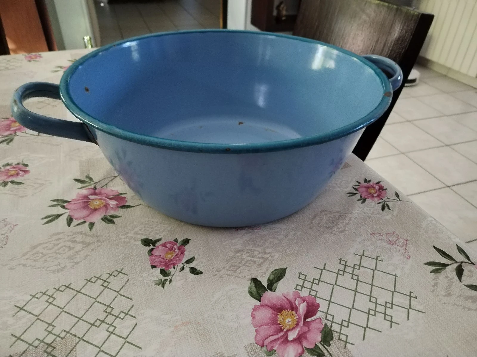 Belle bassine vintage en métal émaillé bleu.